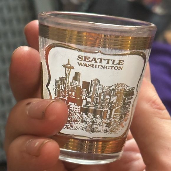 SPACE NEEDLE - SEATTLE, WASHINGTON - 22k Gold by Culver "Shot Glass" orig. - Picture 2 of 8